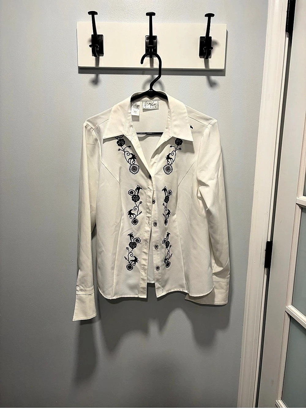 Kathy Che Floral Embroidered Button Down Shirt Size Medium
